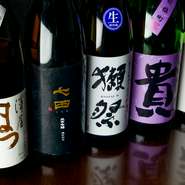 季節感ある日本料理に合わせるため、日本酒のセレクトも季節感を重視。食中酒として楽しめるよう、適度な酸味があるものも取り入れる。写真は佐賀の『七田』、京都の『澤屋まつもと』、山口の『獺祭』など。