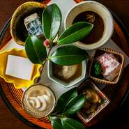 季節感ある盛り付けも日本料理の醍醐味。ただしあくまで素材が主役となるよう、過度な演出を加えずに器と料理のコントラストなどで四季を表現しています。