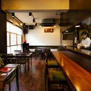 敷居が高いと思われがちな日本料理店のイメージを覆す店内。インテリアはシンプルにまとめつつ、ゲストに直接触れる器やグラスなどで適度な落ち着きを演出します。