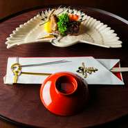 器と食材が織り成すコントラストで移ろう季節を表現。目で楽しめるのも日本料理の魅力です。