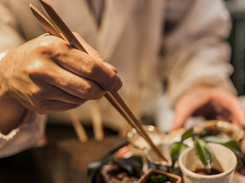 手間暇かけた仕込みで奥深いおいしさを実現