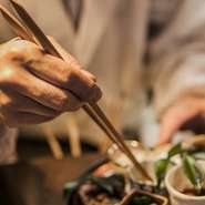 日本料理一筋20余年。仕込みの工程に重きを置くことで、家庭ではできない味の深みと広がりを演出します。