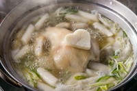 タッカンマリとは鶏丸ごと一羽の意味で韓国ソウルの郷土料理です。〆にはカルクッスや雑炊を用意。