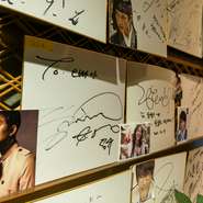 エントランスを抜けると、タッカンマリを食べに訪れた韓流俳優やアーティストのサインが並んでいます。