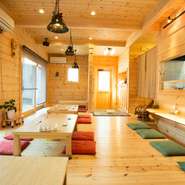 「木のぬくもり」にこだわった店内は、天井から床やテーブル、扉もすべて同系色の木材で揃えられています。天気の良い日はたっぷりと陽が差して、つい長居したくなる空間です。