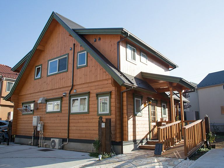 住宅街にあらわれるログハウスがお店の目印です。