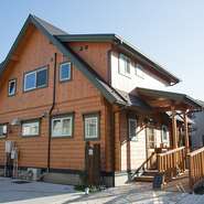 京王線・仙川駅から徒歩15分、バス通りから少し入ったところに【釜めし　えび三】はあります。住宅街の中にあらわれる大きなログハウスが目印になっています。