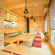 4卓のテーブル席は席間が広くとられており、荷物が多いお子様連れでも、となりを気にすることなく食事を楽しめます。靴を脱いで入店するので、足をのばせるのも魅力です。