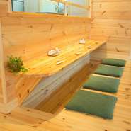 キッチンの前にはカウンター席も。ランチタイムはお好みの釜めしに、小鉢や味噌汁、さらに女性にうれしいサラダもついているので、お一人様でも気軽に食事を楽しむことができます。