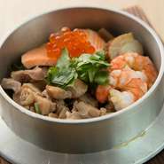 国産のコシヒカリを使用している釜めしは、注文が入ってから生米から炊き上げる本格的な一品。アツアツのふたを開けると、ふわっとカツオ出汁の香りがひろがり、食欲をそそられます。