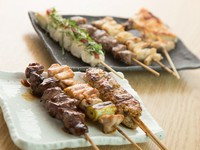 山梨県産「健味とり」を使った焼き鳥が7種類。軟骨を加えた『つくね』は大葉を乗せて出します。