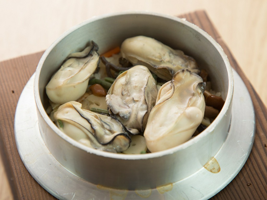 旬の味を大切に。真冬はジューシーな『かき釜めし』がおすすめ