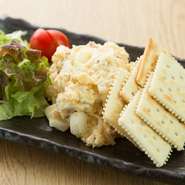 焼きベーコンをみじん切りにして加えた『ポテトサラダ』はオリジナルの味。クラッカーに乗せてどうぞ。