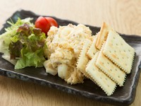 焼きベーコンをみじん切りにして加えた『ポテトサラダ』はオリジナルの味。クラッカーに乗せてどうぞ。