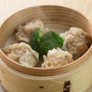 鶏肉のミンチにタマネギ、シイタケを加えた『鶏しゅうまい』。ショウガが旨みが増しています。