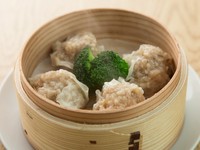 鶏肉のミンチにタマネギ、シイタケを加えた『鶏しゅうまい』。ショウガが旨みが増しています。