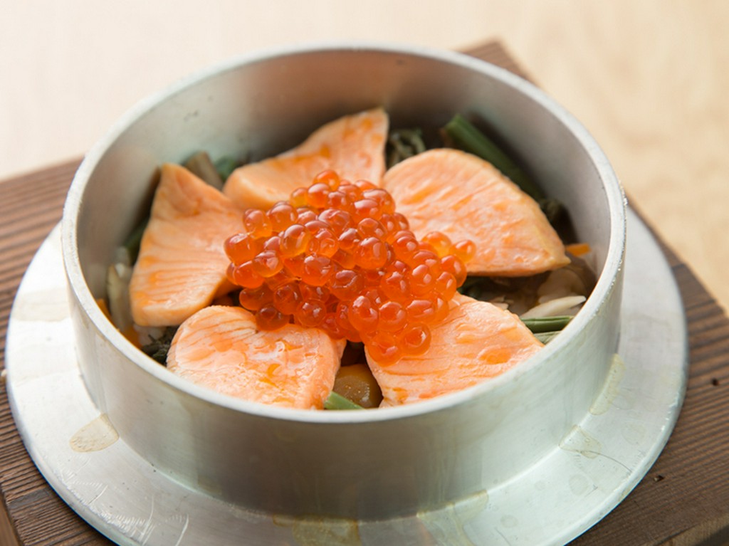 1匹物の鮭から切り身を取った鮭とイクラの『親子釜めし』