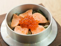 1匹物の鮭から切り身を取った鮭とイクラの『親子釜めし』