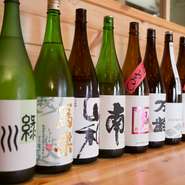 オーナー夫婦が選んだ、釜めしに合う日本酒。『緑川』（新潟県）、『山和』（宮城県）など地酒が評判です。