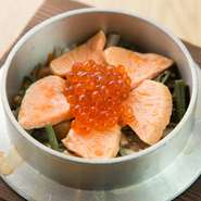 炊き上がりから約8分、しっかり蒸らすことで、お米の芯まで味が染みこんでおいしい釜めしになります。