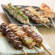 焼き鳥は『とり皮』『砂肝』『手羽先』など130円から。リーズナブルな価格で、お酒のおつまみにも最適。