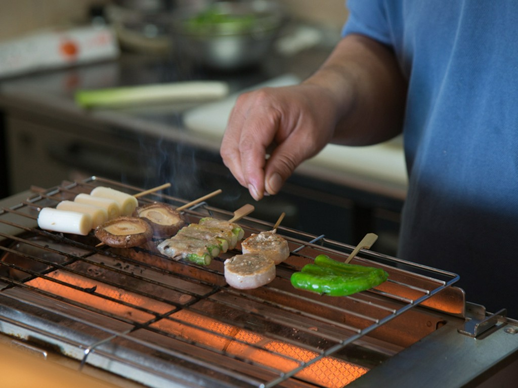 串焼きは焼き加減が大事。細心の注意を払って火に向かう