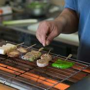 『ねぎ』『ししとう』など野菜系の串焼きも。注文後、新鮮な食材を刺し、ていねいに焼いていきます。