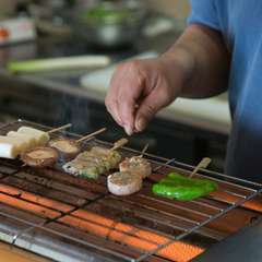 串焼きは焼き加減が大事。細心の注意を払って火に向かう