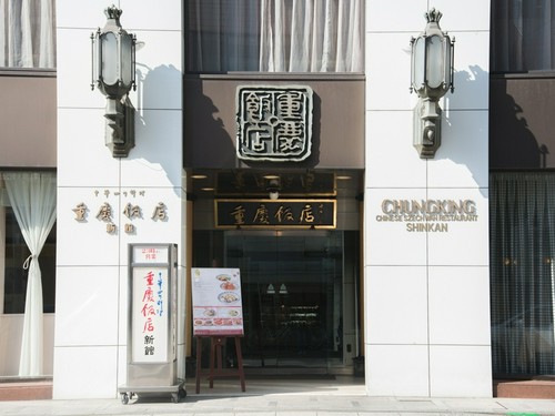 駅から徒歩1分、地下駐車場完備だから、天候が悪い日も安心