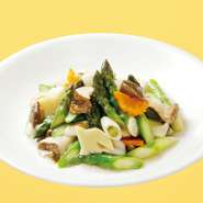 【萬珍樓】では質、鮮度共に上質なトレーサビリティ食材のみ使用しています。アスパラ、エリンギをニンニク、生姜、塩でシンプルに仕上げた香り炒めは、新鮮な野菜の風味、歯ごたえを生かした一品。