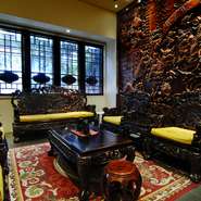 中国から取り寄せた美術品、調度品が店内のそこここに。特に1階ロビーに設置された洸群星先生作の彫刻壁は必見です。またオーナーファミリー出身のアーチストの作品も飾られており、上質な食空間を演出します。