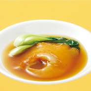 鶏ガラから丁寧にとったスープで煮込んだふかひれの、滋味豊かな味わいは格別。100gでのご提供もあります。