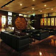 揃って食事を始めたい会食、接待には「待合室」のご利用を。メンバーが揃うまで、気兼ねなくくつろげます。