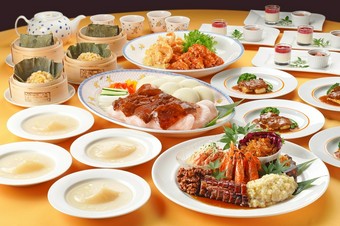 ふかひれの姿煮と北京ダックを含む中華料理を堪能できるコース