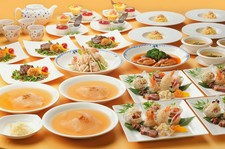 海鮮、肉料理共に贅をつくした豪華なフルコース