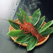 海老を使った料理が多いのも【萬珍樓本店】の特徴。特にこだわっている国産の活伊勢海老は、常に最高の鮮度のものをご提供できるよう、オーダーが入ってから水槽から出し調理しています。