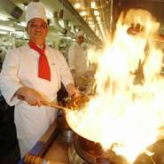 お客様にゆったりくつろいで料理を楽しんでいただけるよう、フロント、ホール、調理スタッフまで全員が密に連絡を取り合うことで、お客様それぞれが必要とされているサービスを提供できるよう心がけています。