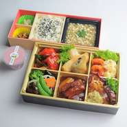 彩り前菜
大山鶏と豆腐のとろみスープ
海老の二種作り
（チリソース・マヨネーズソース）
豚バラ肉の煮込み
大山鶏の甘酢ソース
二種揚げ物（海老の紙包み揚げ、春巻）
蓮根と季節野菜炒め
ご飯
山桃杏仁豆腐
