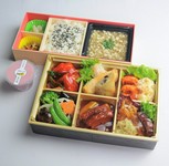 彩り前菜
大山鶏と豆腐のとろみスープ
海老の二種作り
（チリソース・マヨネーズソース）
豚バラ肉の煮込み
大山鶏の甘酢ソース
二種揚げ物（海老の紙包み揚げ、春巻）
蓮根と季節野菜炒め
ご飯
山桃杏仁豆腐
