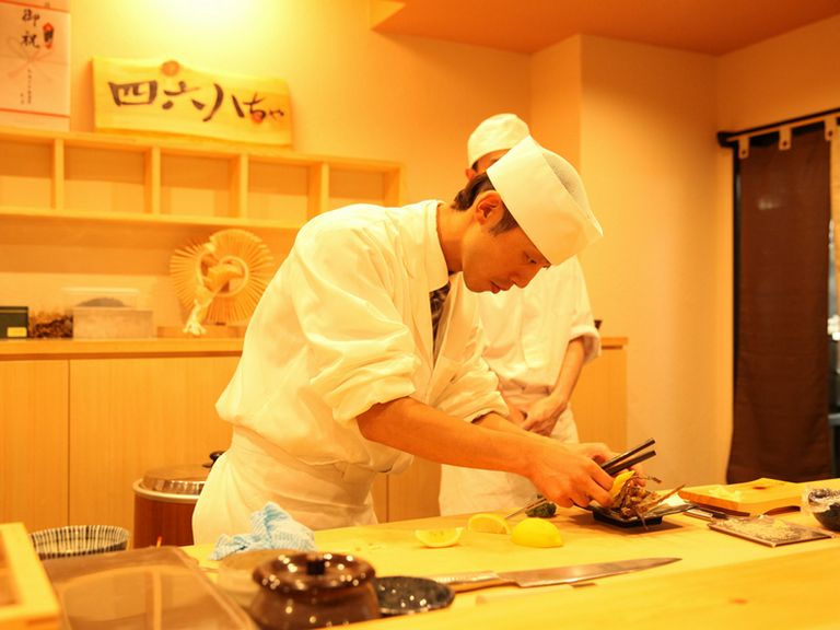 目と手でしっかりと素材の質を確かめ、ていねいに調理しています