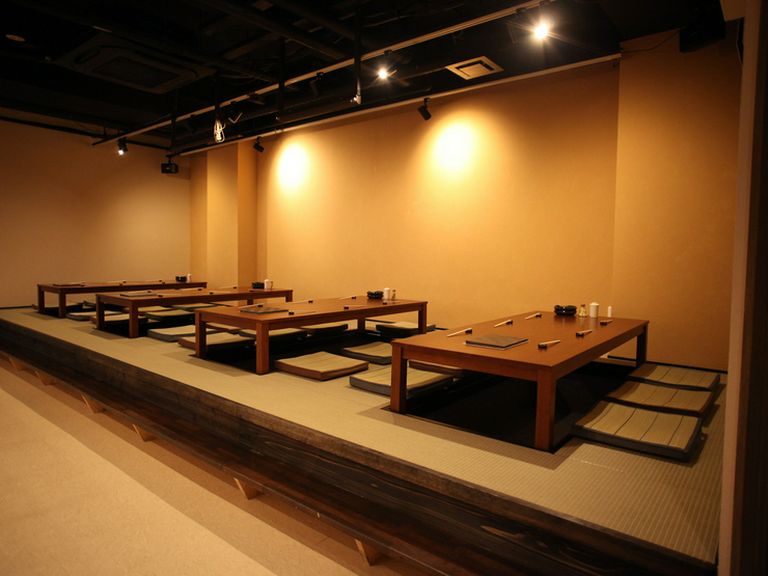 広々した空間が心地よい。宴会もゆったりできるお座敷もあります