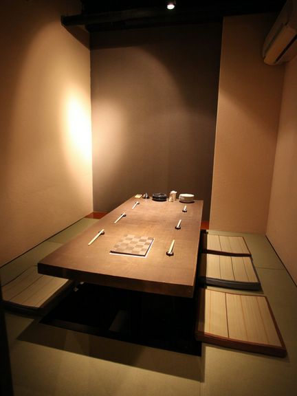 話をしながらじっくり料理を味わいたいときは、個室もあります