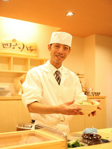 料理やお酒をネタに、カウンターに立つ料理人との会話も楽しんで