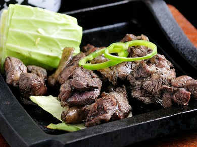 旨みが凝縮された『熊野地鶏のもも炭火焼』