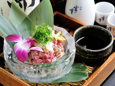 地鶏の旨みを直に味わうことのできる『熊野地鶏もも肉のタタキ』