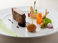 絶品の『鹿児島産茶美豚のロティ　様々な地物野菜のヴァリエ』