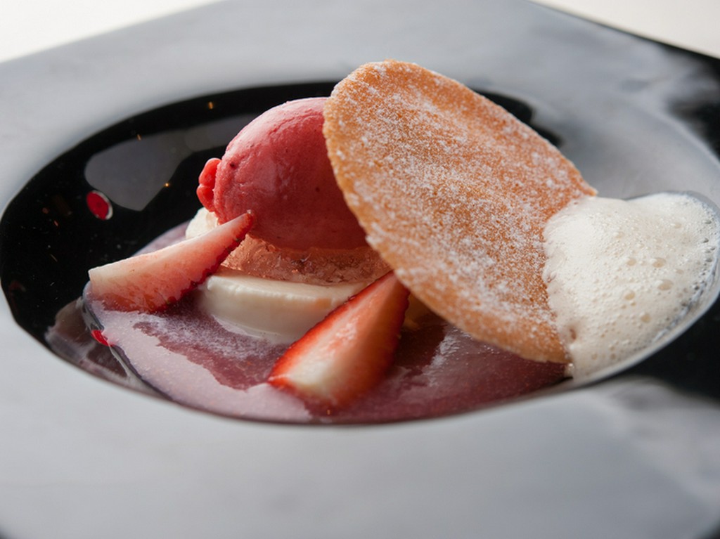 意外性と面白さが美味しさを紡ぐ『旬の苺のシュルプリーズ』