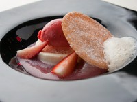 意外性と面白さが美味しさを紡ぐ『旬の苺のシュルプリーズ』