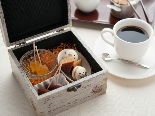 その日につくられたお菓子三種を茶菓子として