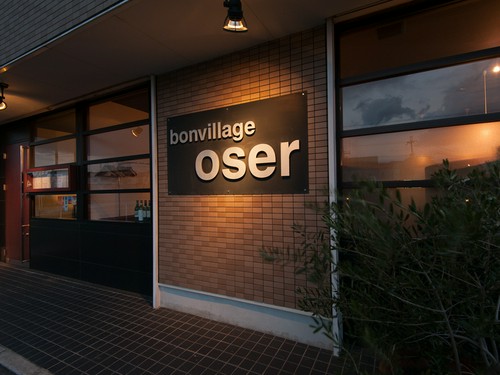 重厚かつ落ち着いたつくりの、レンガを思わせる店構え